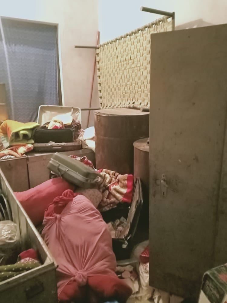 हथिगवां के परेवा नारायनपुर में अंसार के घर में बिखरा सामान। संवाद हथिगवां के परेवा नारायनपुर में अंसार के घर में बिखरा सामान। संवाद