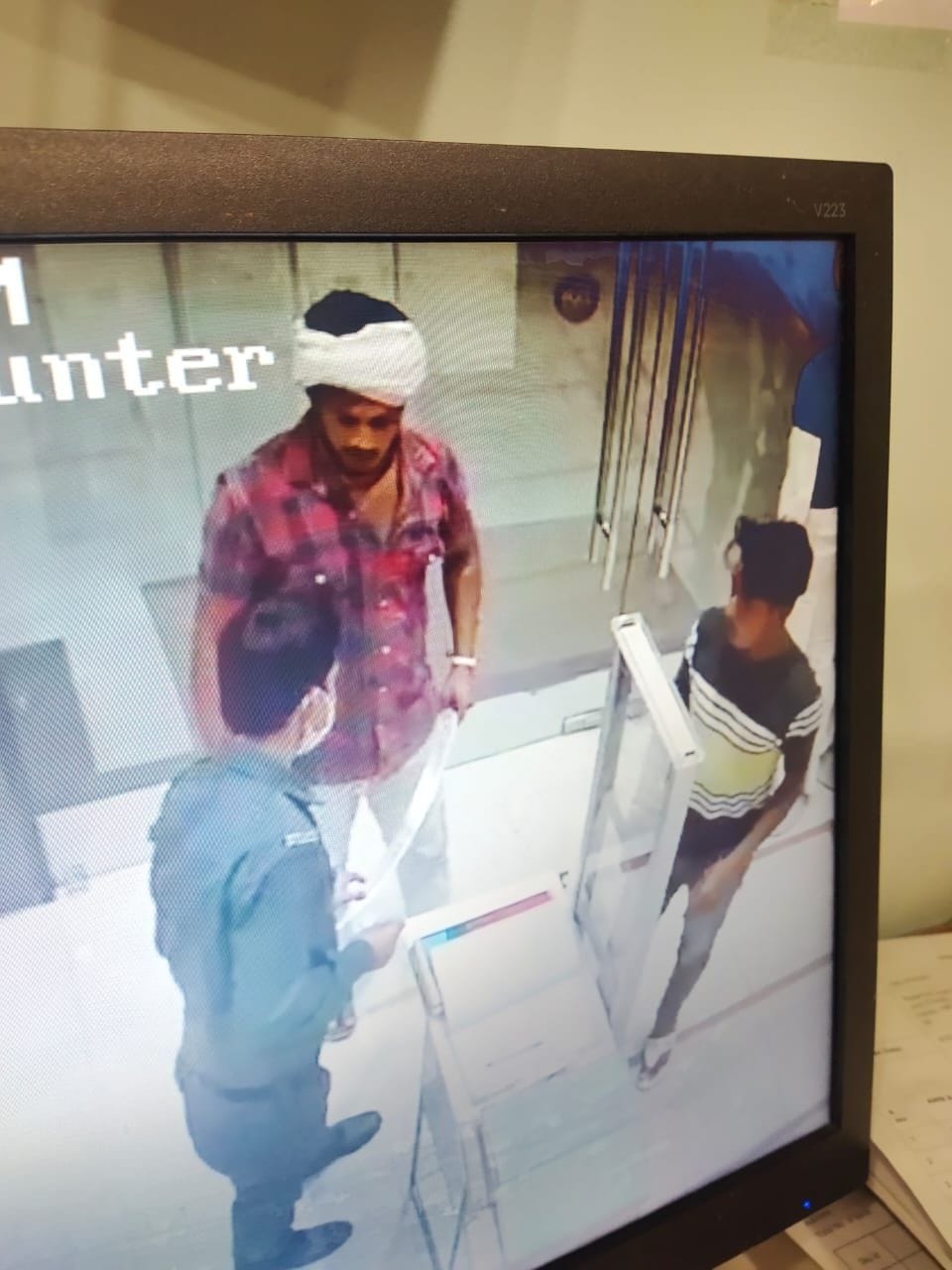 सीसीटीवी फुटेज में कैद आरोपी गार्ड से बातचीत करते हुए। संवाद सीसीटीवी फुटेज में कैद आरोपी गार्ड से बातचीत करते हुए। संवाद