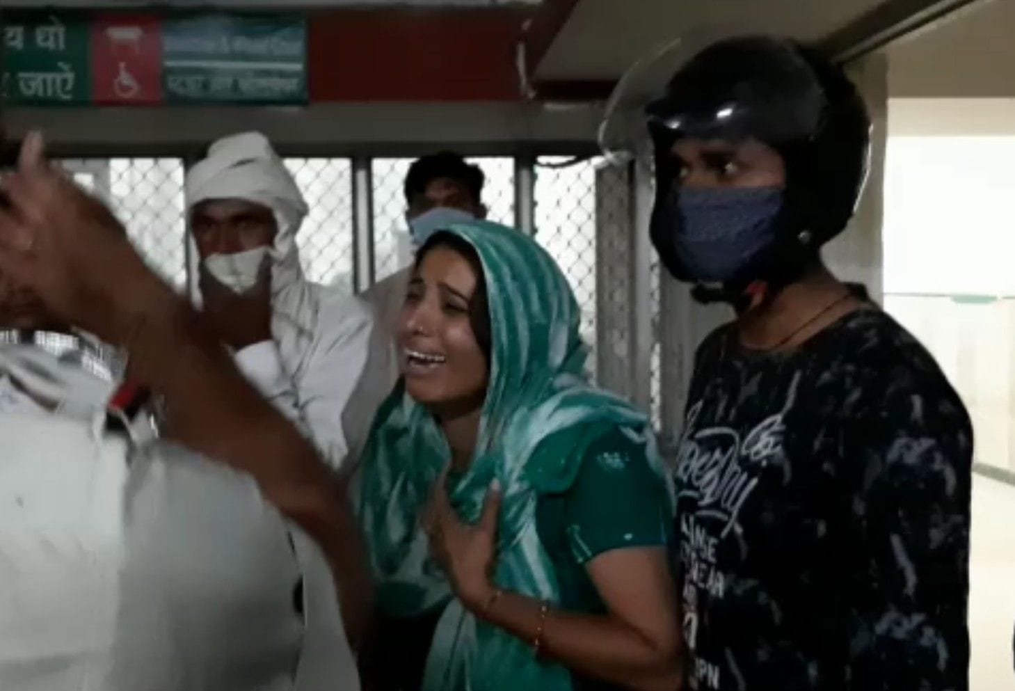 नागरिक अस्पताल में विलाप करते परिजन।