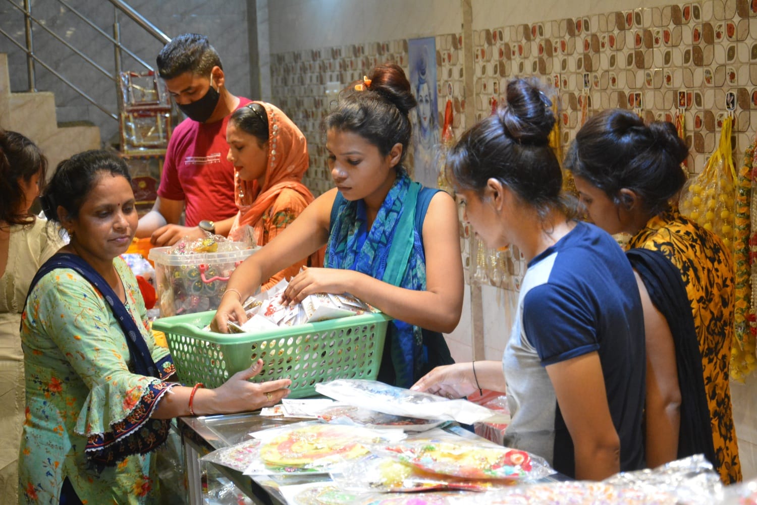 नगर के सराफा बाजर में जन्माष्टमी पर्व पर कृष्ण की ड्रेस व मूर्तियों की खरीदारी करती युवती। नगर के सराफा बाजर में जन्माष्टमी पर्व पर कृष्ण की ड्रेस व मूर्तियों की खरीदारी करती युवती।