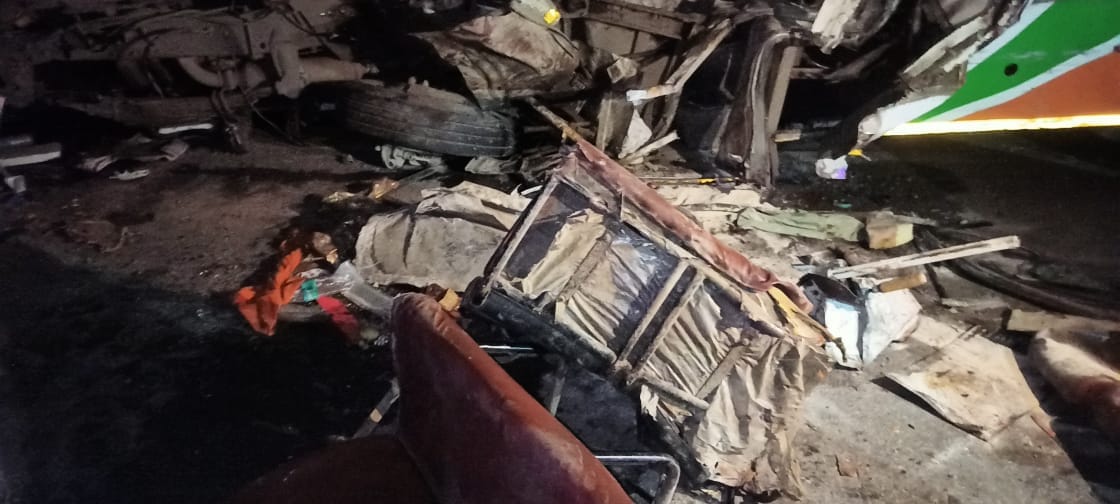 जोरदार एक्सीडेंट में टूटकर सड़क पर पड़ीं बस की सीटें जोरदार एक्सीडेंट में टूटकर सड़क पर पड़ीं बस की सीटें