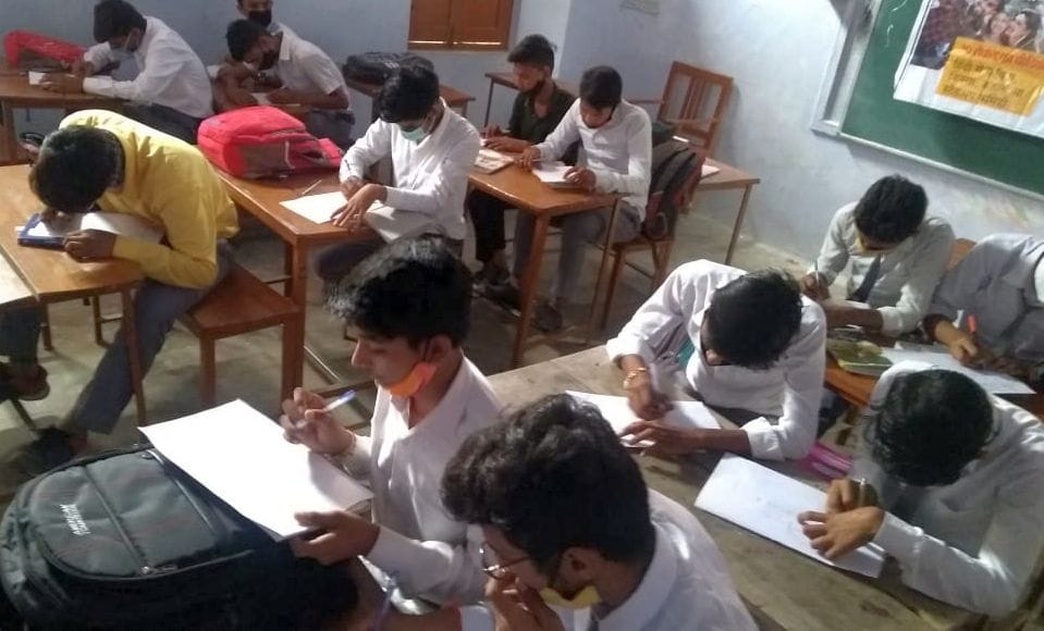  शहर के जेएम पब्लिक स्कूल में स्लोगन व कविता लिखते छात्र। संवाद