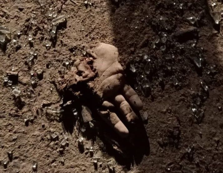 सड़क हादसे के दौरान एक यात्री की सड़क पर कटी पड़ी हथेली।