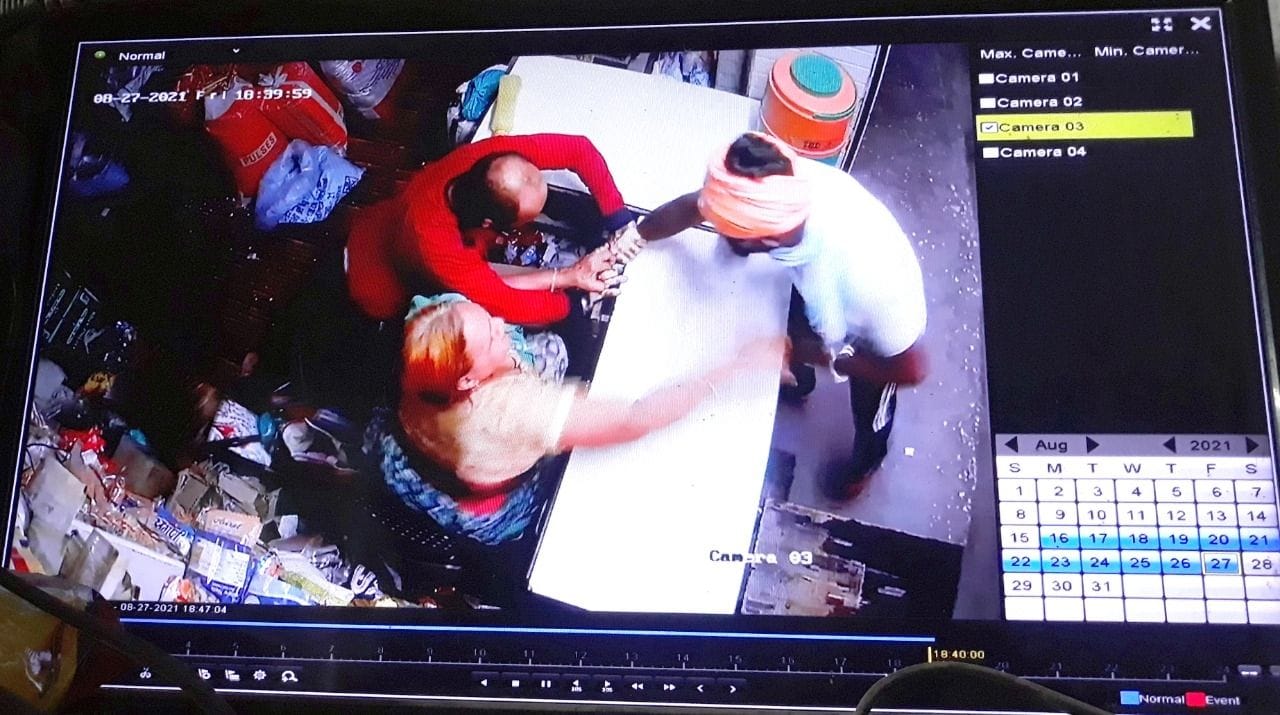 सीसीटीवी कैमरे में कैद किराने की दुकान में हुई लूट की वारदात। संवाद सीसीटीवी कैमरे में कैद किराने की दुकान में हुई लूट की वारदात। संवाद
