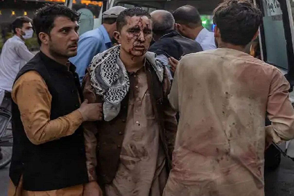 Afghanistan Bomb Blast Outside Kabul Airport Multiple Footage Of Death And Injured - काबुल ब्लास्ट: दहशत और दर्द की खौफनाक तस्वीरें, कुछ पानी में पड़ी थी लाशें..तो कुछ जमीन पर खून ...