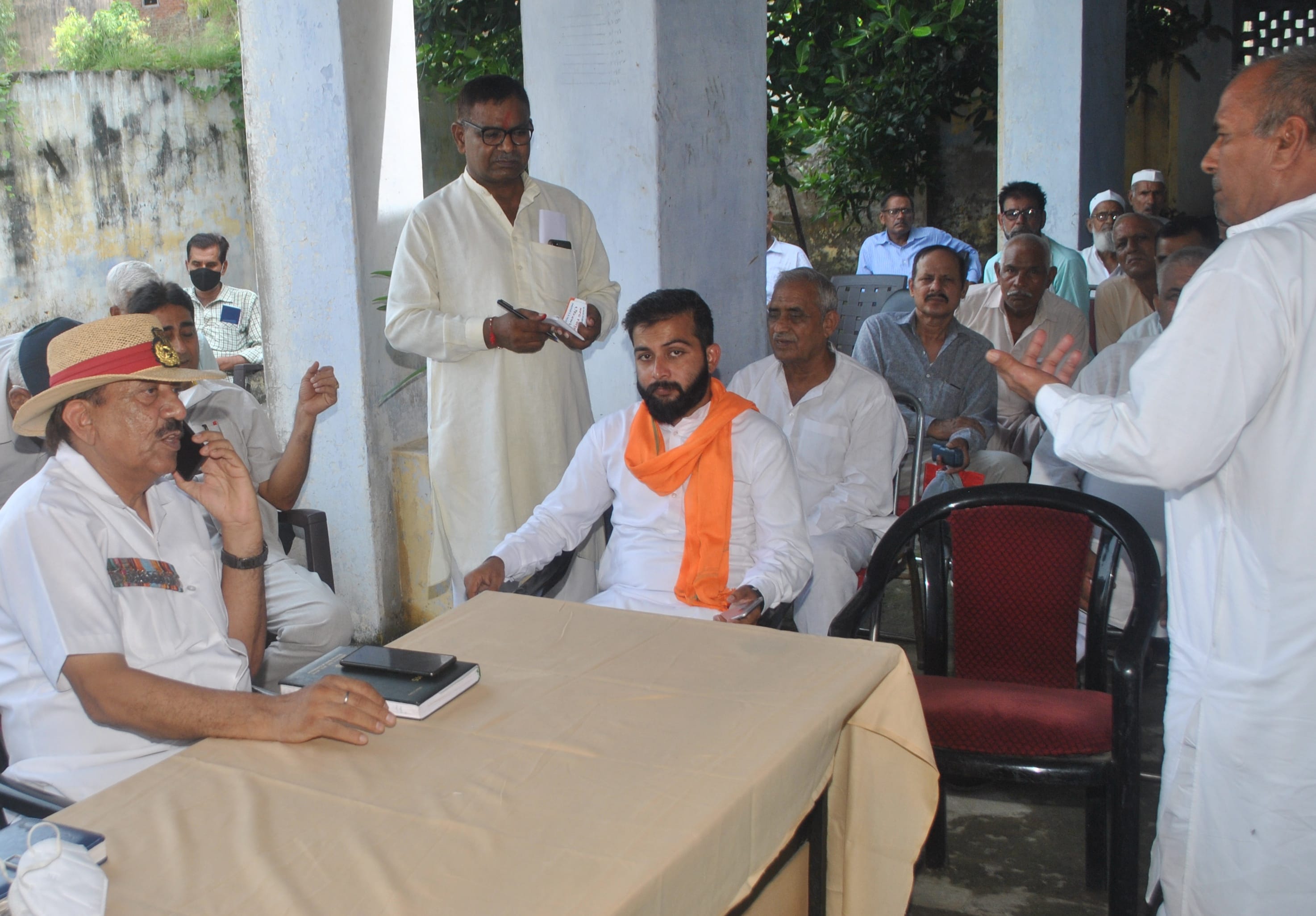 शामली आरके इन्टर कॉलेज में पूर्व सैनिको की बैठक में प्रदेश अध्यक्ष जनरल एसएस अहलावत के सामने अपन? शामली आरके इन्टर कॉलेज में पूर्व सैनिको की बैठक में प्रदेश अध्यक्ष जनरल एसएस अहलावत के सामने अपन?