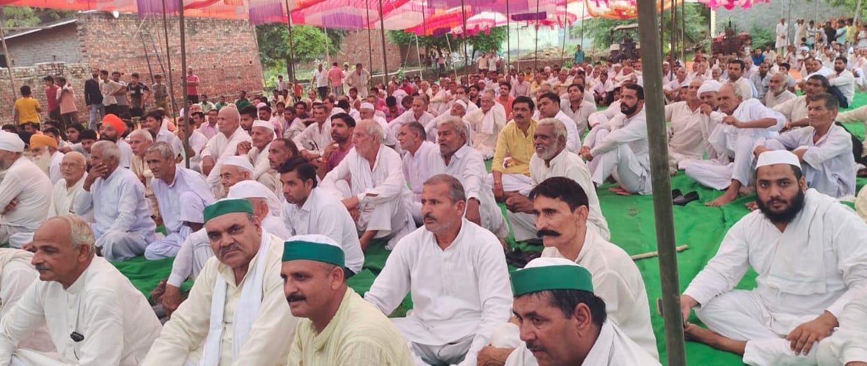 शामली : चौसाना क्षेत्र के गांव चोंदाहेड़ी मे आयोजित पंचायत में भाग लेते किसान और भाकियू कार्यकर्?