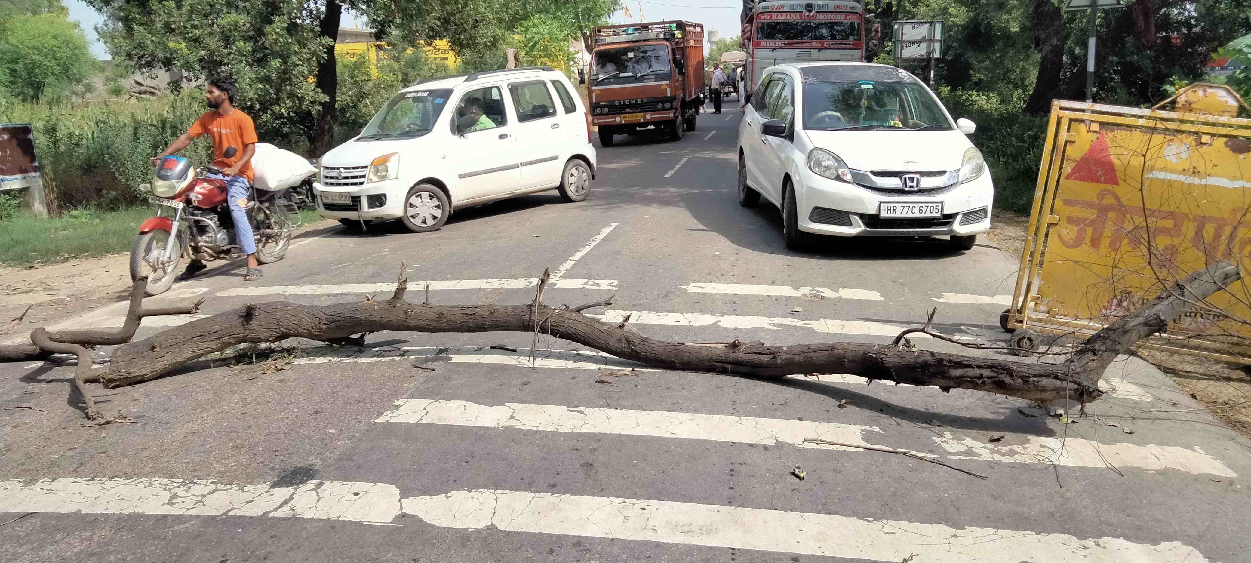 पेगां गांव के पास जींद-चंडीगढ़ मार्ग पर डाले गए अवरोध व जाम में फंसे वाहन। संवाद पेगां गांव के पास जींद-चंडीगढ़ मार्ग पर डाले गए अवरोध व जाम में फंसे वाहन। संवाद