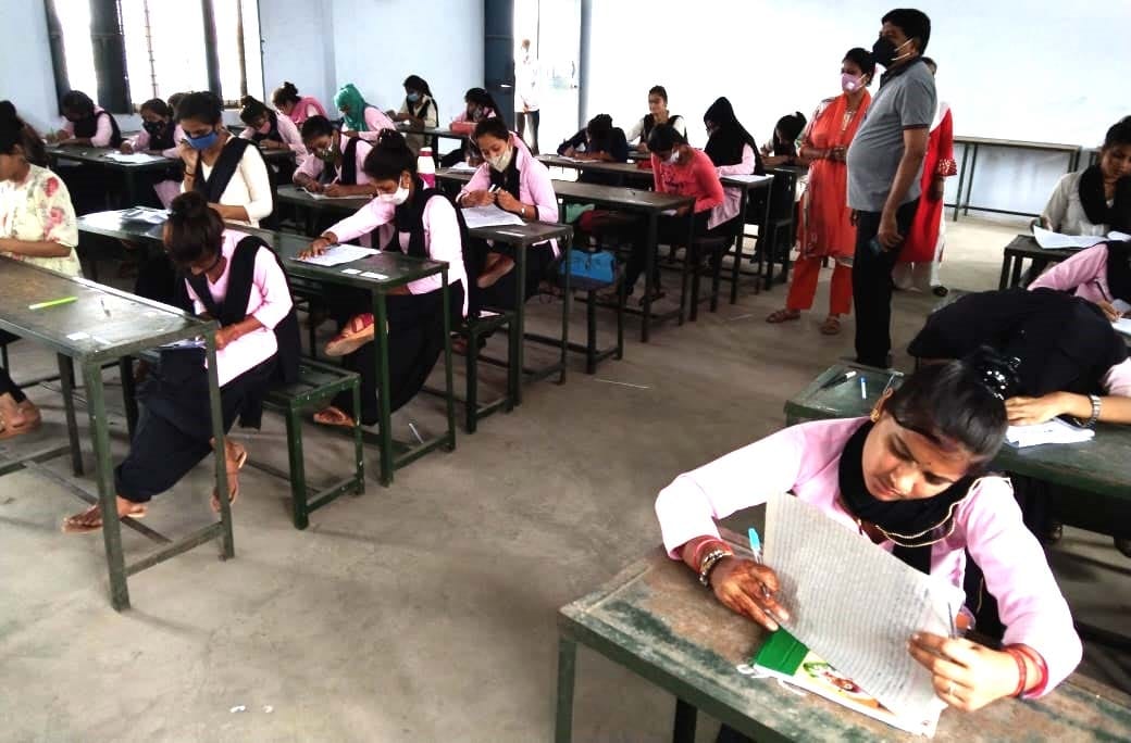 प्रतियोगिता में सामिल छात्रायें प्रतियोगिता में सामिल छात्रायें
