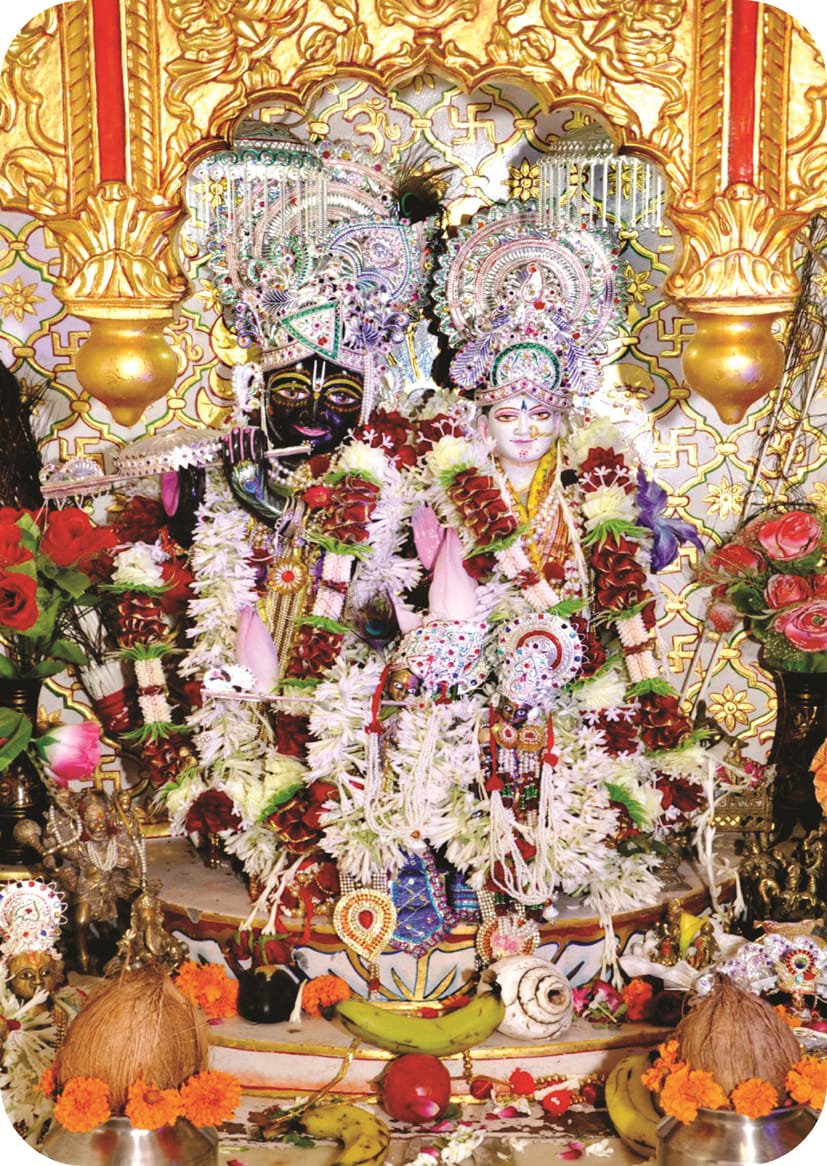 श्री पंचायती ठाकुरद्वारा मंदिर में विराजमान भगवान श्रीकृष्ण व राधा रानी की भव्य मूर्ति श्री पंचायती ठाकुरद्वारा मंदिर में विराजमान भगवान श्रीकृष्ण व राधा रानी की भव्य मूर्ति