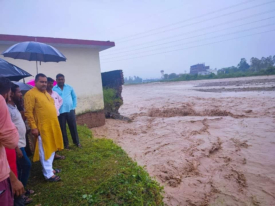 आपदा प्रभावित क्षेत्र का निरीक्षण करते विधायक सहसपुर सहदेव सिंह पुंडीर। आपदा प्रभावित क्षेत्र का निरीक्षण करते विधायक सहसपुर सहदेव सिंह पुंडीर।