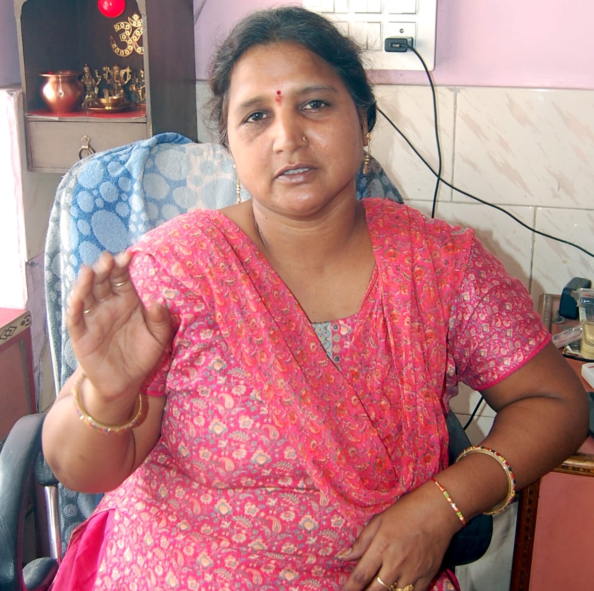 बिजनौर में शंभा बाजार में चेन लूटने के बाद जानकारी देती महिला संगीता। बिजनौर में शंभा बाजार में चेन लूटने के बाद जानकारी देती महिला संगीता।