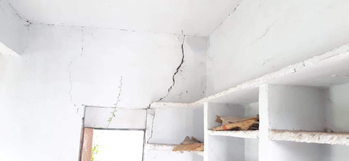 बड़वार का ध्वस्त विद्यालय एवं दीवारों में पड़ी दरारें