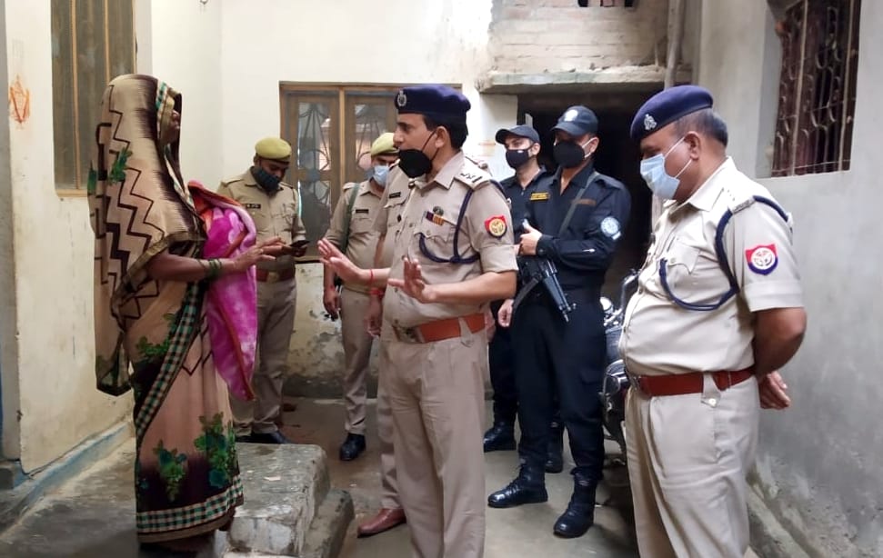 बिजनौर के नूरपुर के ग्राम गोपालपुर में पति द्वारा पत्नी की गोली मारकर हत्या के बाद जानकारी लेते ए बिजनौर के नूरपुर के ग्राम गोपालपुर में पति द्वारा पत्नी की गोली मारकर हत्या के बाद जानकारी लेते ए