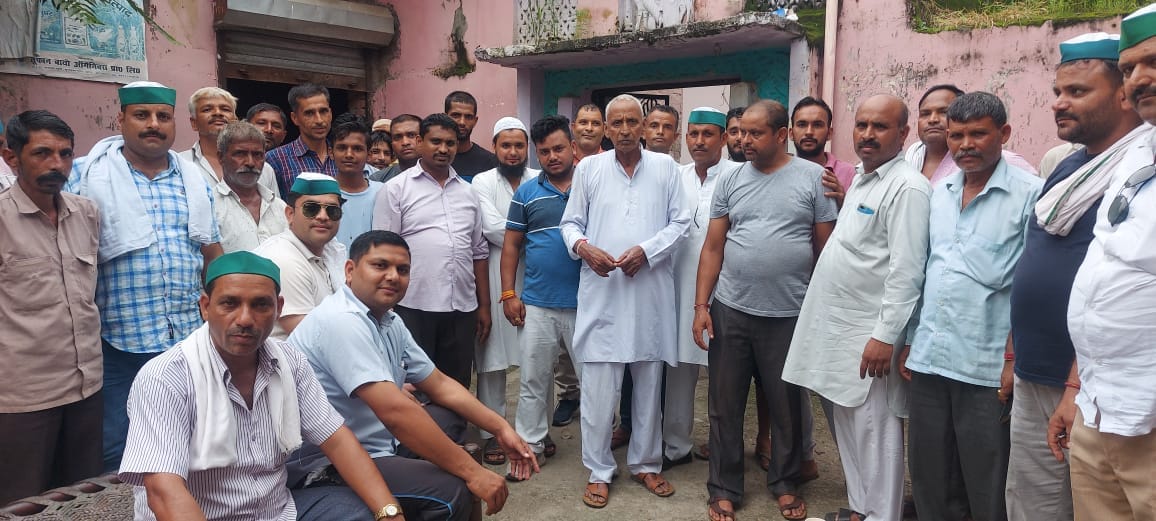 बिहारीगढ़ में महापंचायत के लिए संपर्क करते किसान बिहारीगढ़ में महापंचायत के लिए संपर्क करते किसान