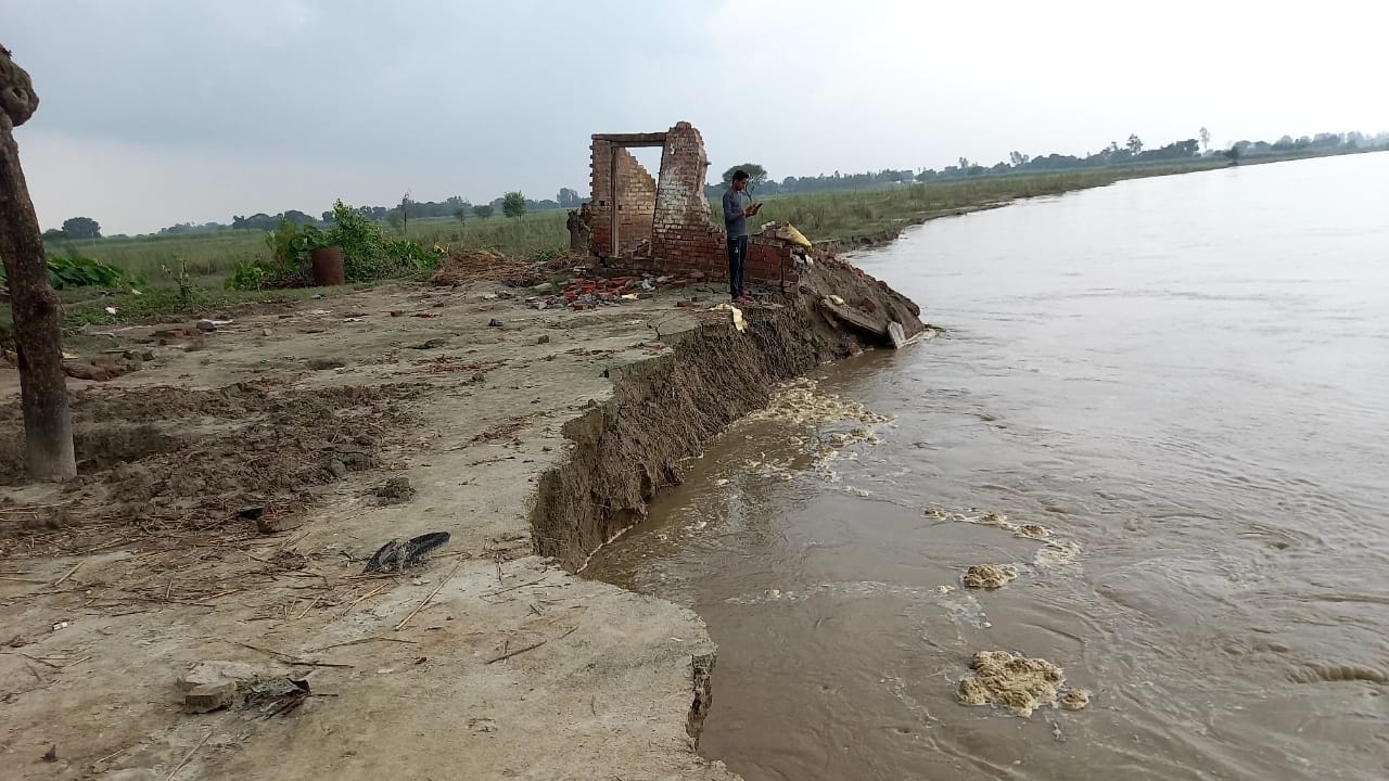 देवाराखास राजा बगहवा में कटान के मुहाने पर खड़ा युवक। कटान में समा गया मकान। देवाराखास राजा बगहवा में कटान के मुहाने पर खड़ा युवक। कटान में समा गया मकान।