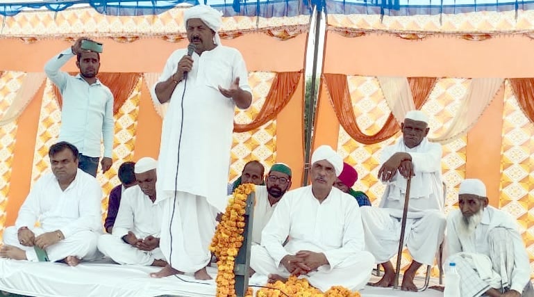 बाबरी क्षेत्र के करौदा हाथी बस स्टेंड पर किसानो की पंचायत में बोलते भाकियू के राष्ट्रीय अध्यक्ष बाबरी क्षेत्र के करौदा हाथी बस स्टेंड पर किसानो की पंचायत में बोलते भाकियू के राष्ट्रीय अध्यक्ष