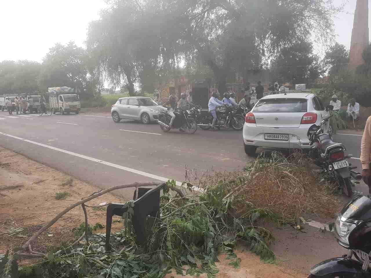 हिसार- सिरसा हाइवे पर जाम के बाद फंसे वाहन