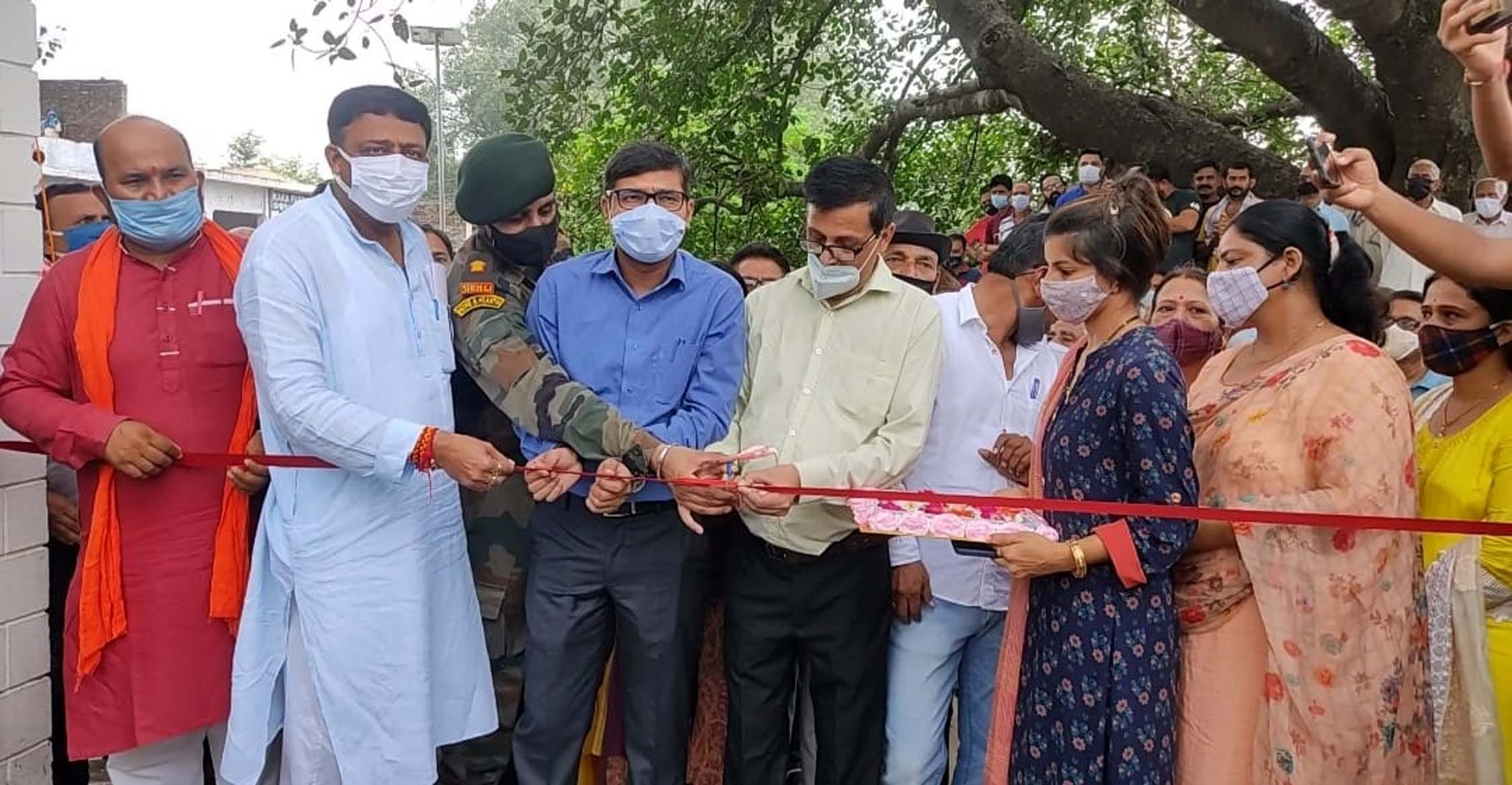 चंदवां स्कूल के नामकरण के बाद उद्घाटन करते जिला उपायुक्त। - संवाद। चंदवां स्कूल के नामकरण के बाद उद्घाटन करते जिला उपायुक्त। - संवाद।