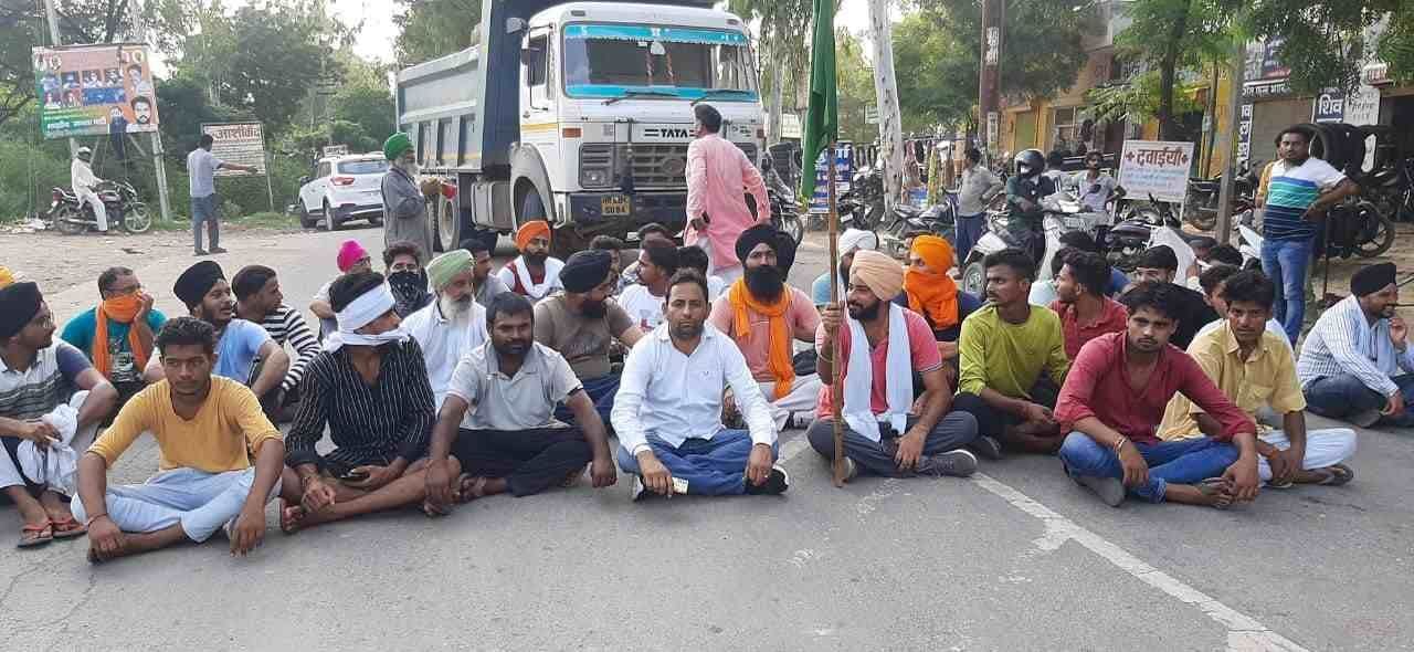  जामनी चौक पर जाम लगाकर बैठे किसान। संवाद