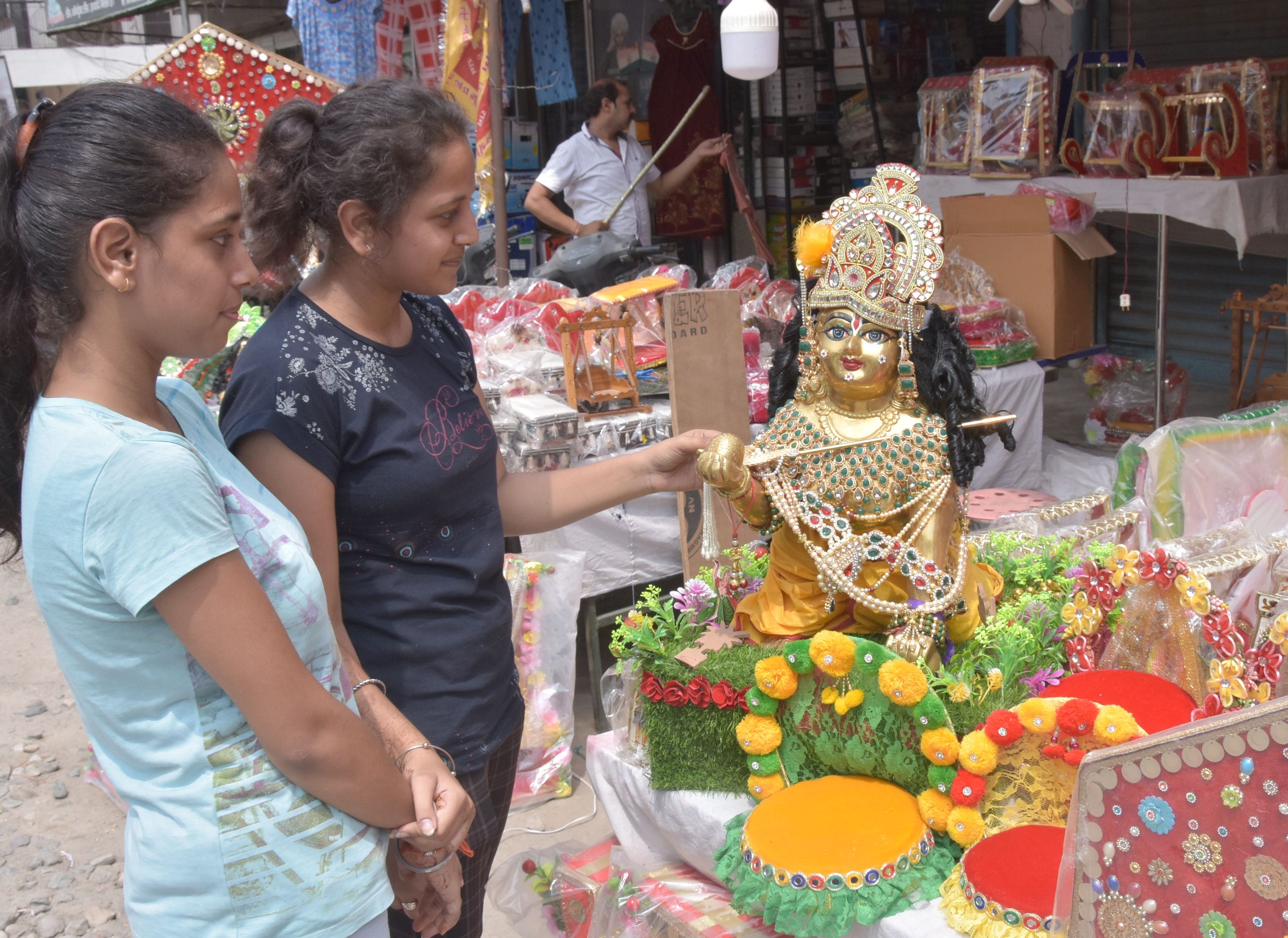 श्री कृष्ण जन्माष्टमी को लेकर बाजार में खरीदारी करती युवतियां