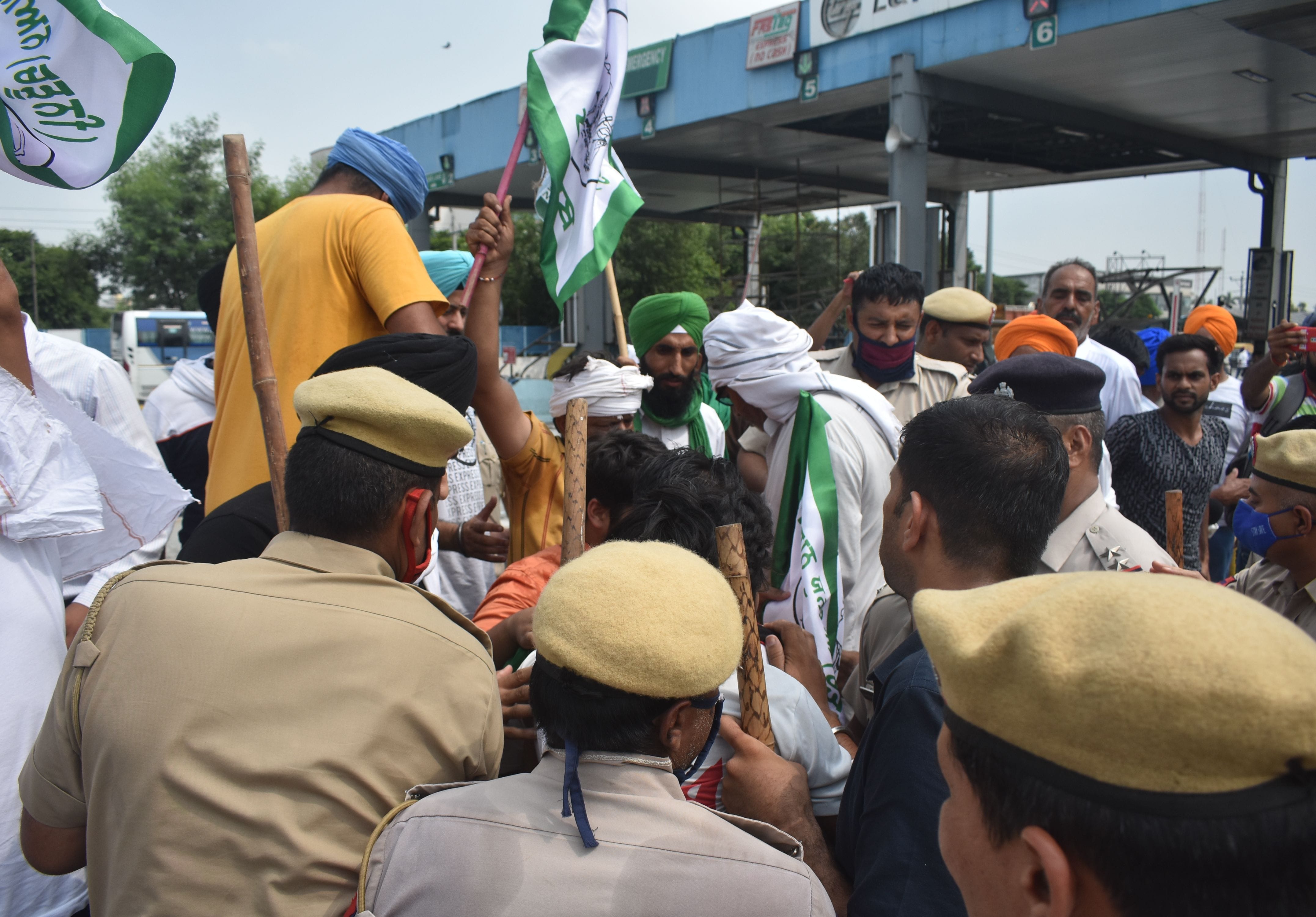 पानीपत।  पानीपत टोल टैक्स पर नेशनल हाइवे जाम कर बैठे किसानों और पुलिसकर्मी के बिच हुई धक्का-मुक्क