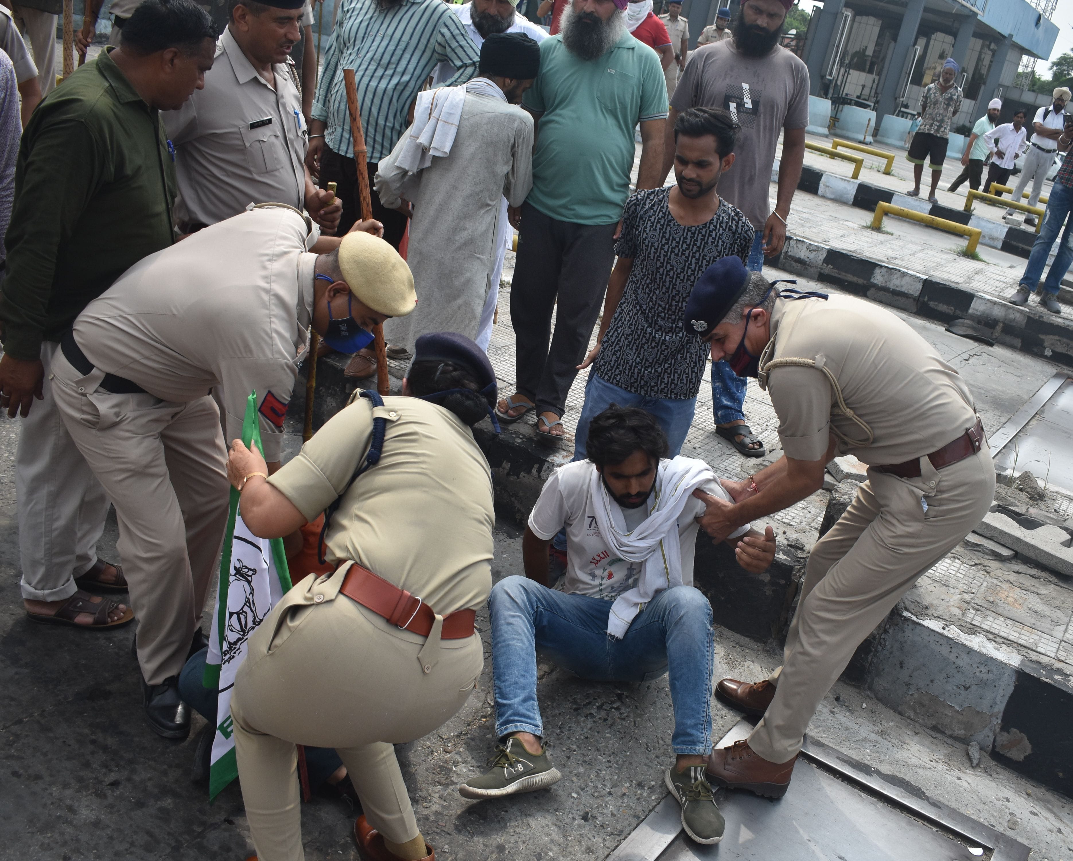 पानीपत। पानीपत टोल टैक्स पर नेशनल हाइवे जाम कर बैठे किसानों को सड़क से उठाती हुई एएसपी पूजा विशष्