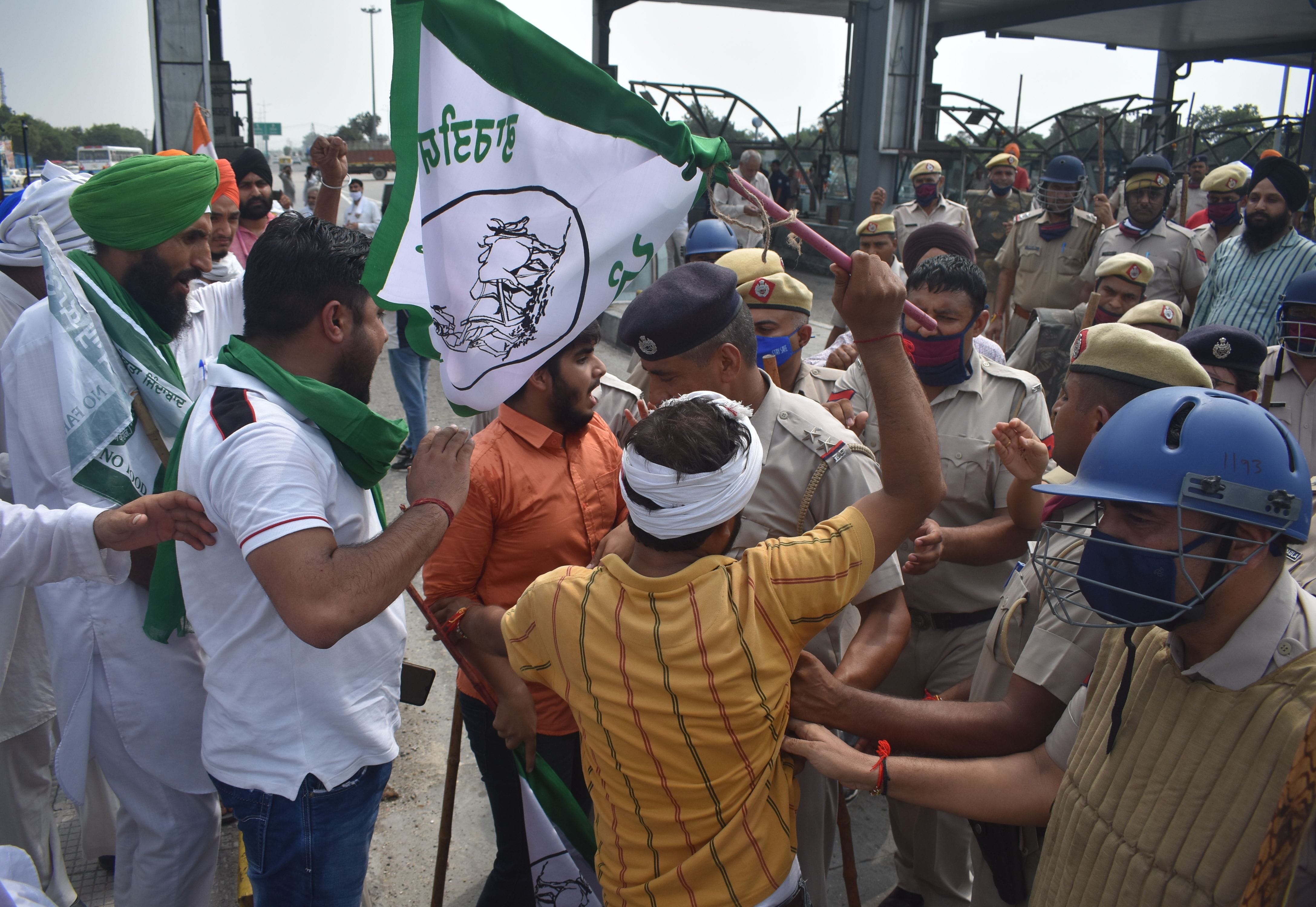 पानीपत। पानीपत टोल टैक्स पर नेशनल हाइवे जाम कर विरोध कर रहे किसानों को सड़क से साइड करते हुए पुलि?