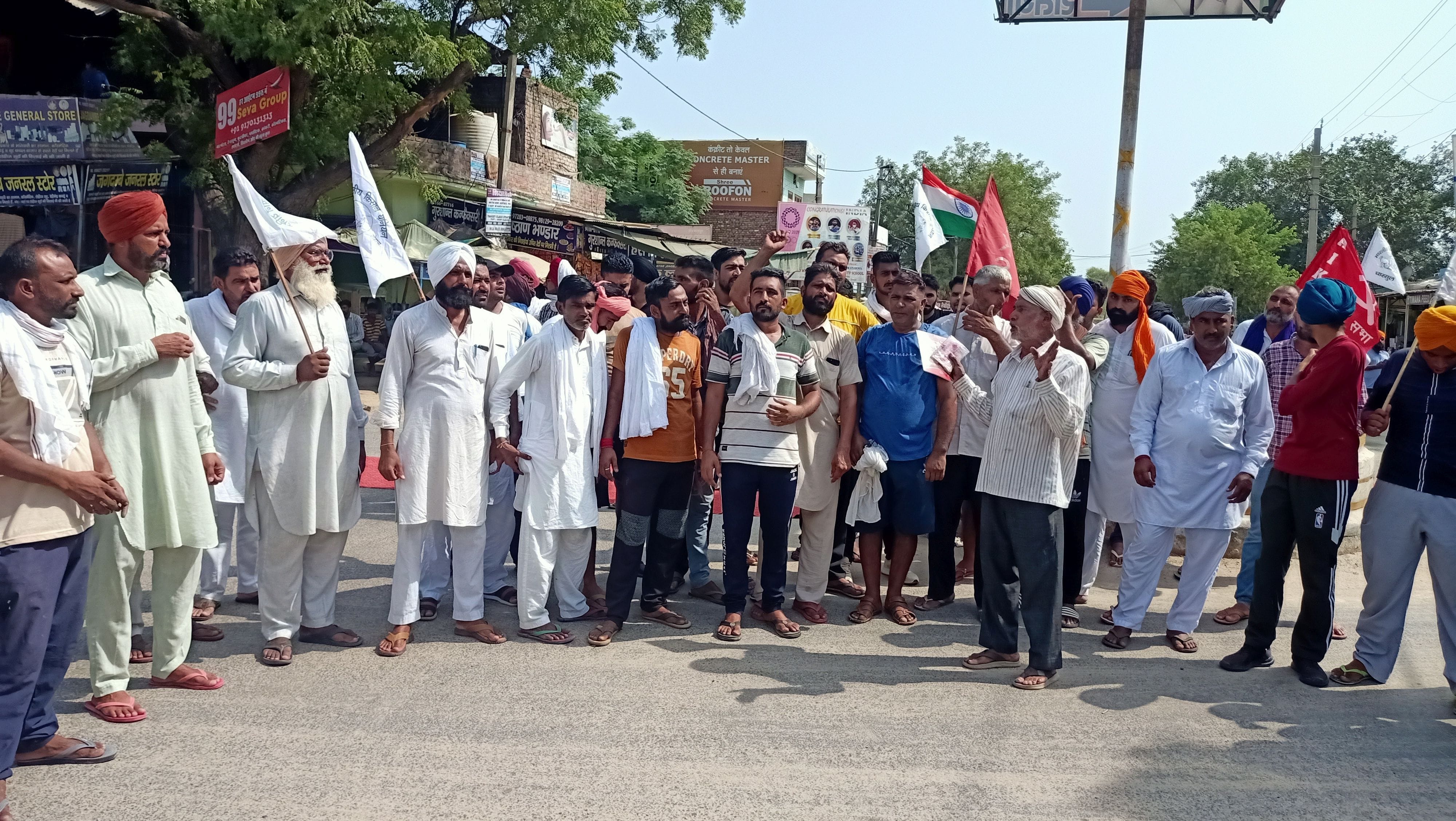 कुलां चौक पर जाम लगाकर प्रदर्शन करते किसान। कुलां चौक पर जाम लगाकर प्रदर्शन करते किसान।