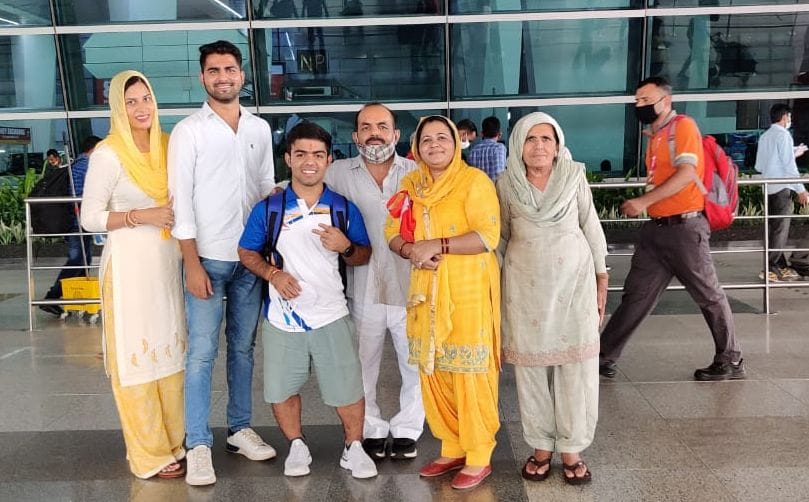पानीपत। जैवलिन थ्रोवर नवदीप के साथ दिल्ली एयरपोर्ट पर मौजूद उसके पिता दलबीर,माता मुकेश,भाई मनदी? पानीपत। जैवलिन थ्रोवर नवदीप के साथ दिल्ली एयरपोर्ट पर मौजूद उसके पिता दलबीर,माता मुकेश,भाई मनदी?