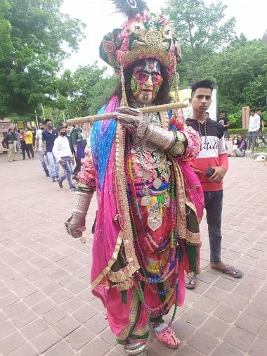 ताजमहल में नहीं दिया प्रवेश: श्रीकृष्ण के वेश में आया पर्यटक, सुरक्षाकर्मियों ने गेट से लौटाया आगरा। ताजमहल में कृष्ण का स्वरुप बनकर आए पर्यटक को नहीं मिला टिकट। संवाद । वायरल फोटो है