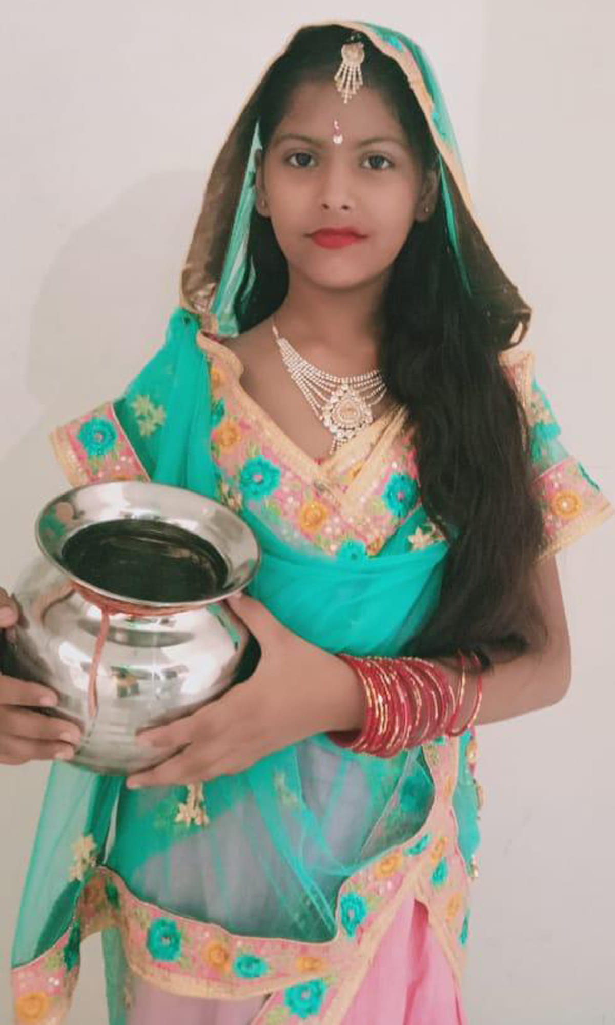 मटकी का प्रदर्शन करती छात्रा