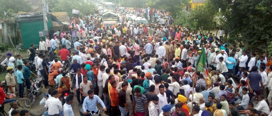 शारदा नगर कूच करता किसानों का हुजूम। संवाद