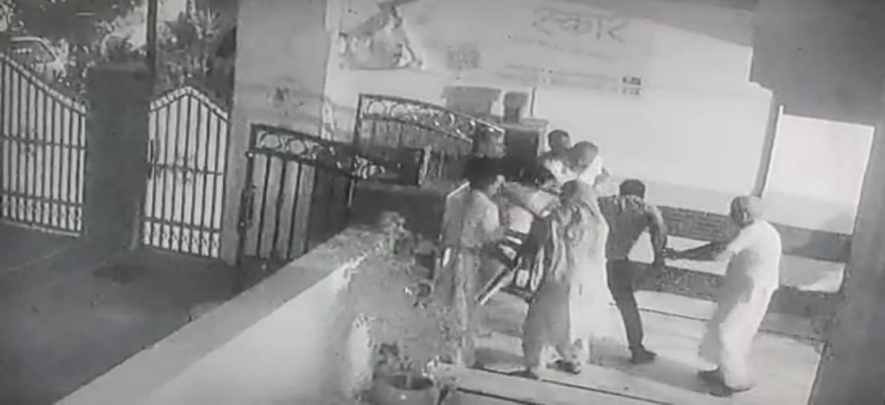 वारदात के दौरान की सीसीटीवी फुटेज। वारदात के दौरान की सीसीटीवी फुटेज।