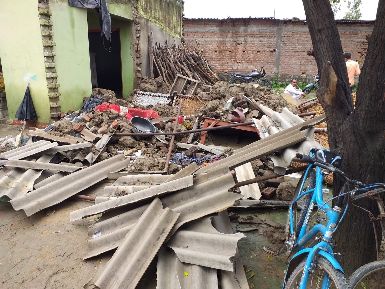 बाजपुर के गांव बरहैनी गिरा कच्चा मकान