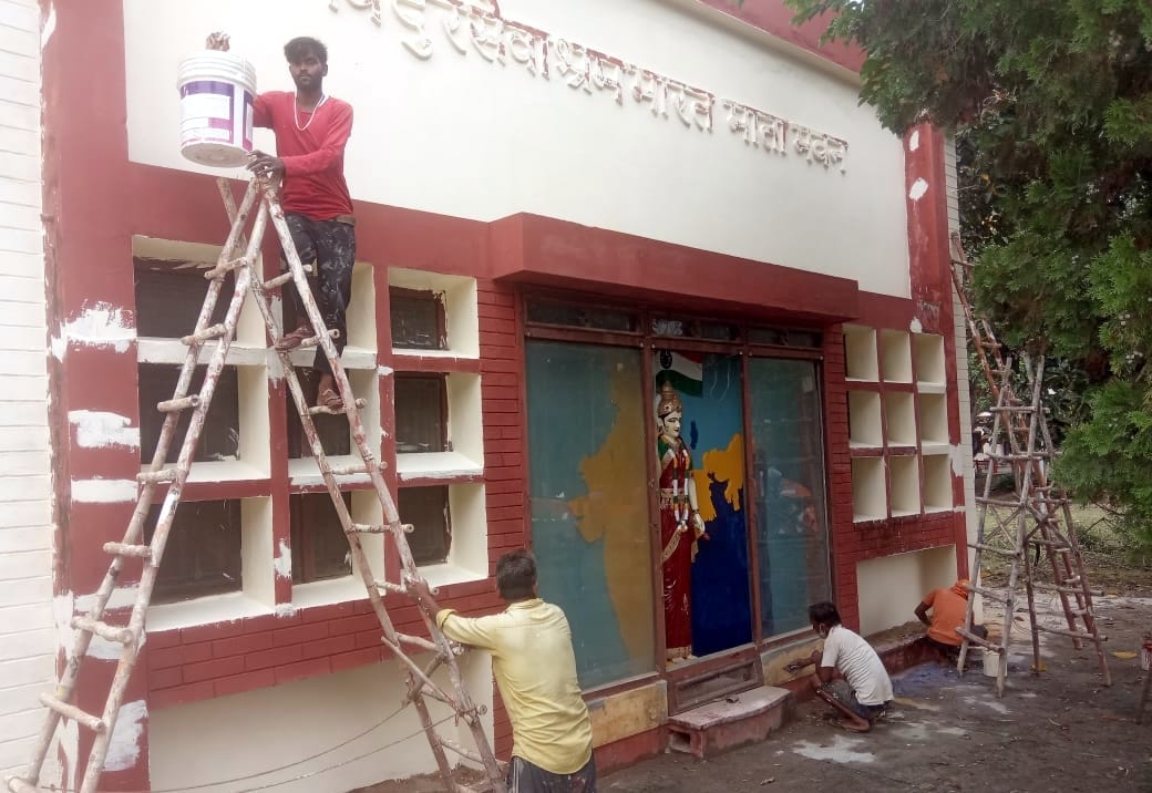 बिजनौर में विदुर कटी पर भारत माता भवन में की रंगाई करते मजदूर। बिजनौर में विदुर कटी पर भारत माता भवन में की रंगाई करते मजदूर।