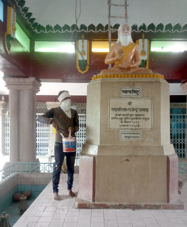 बिजनौर में विदुर कुटी मंदिर में विदुर जी की मूर्ति की रंगाई करता मजदूर बिजनौर में विदुर कुटी मंदिर में विदुर जी की मूर्ति की रंगाई करता मजदूर