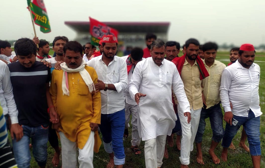 स्टेडियम में भरे पानी के बीच घूम घूम कर प्रदर्शन करते सपाई। संवाद