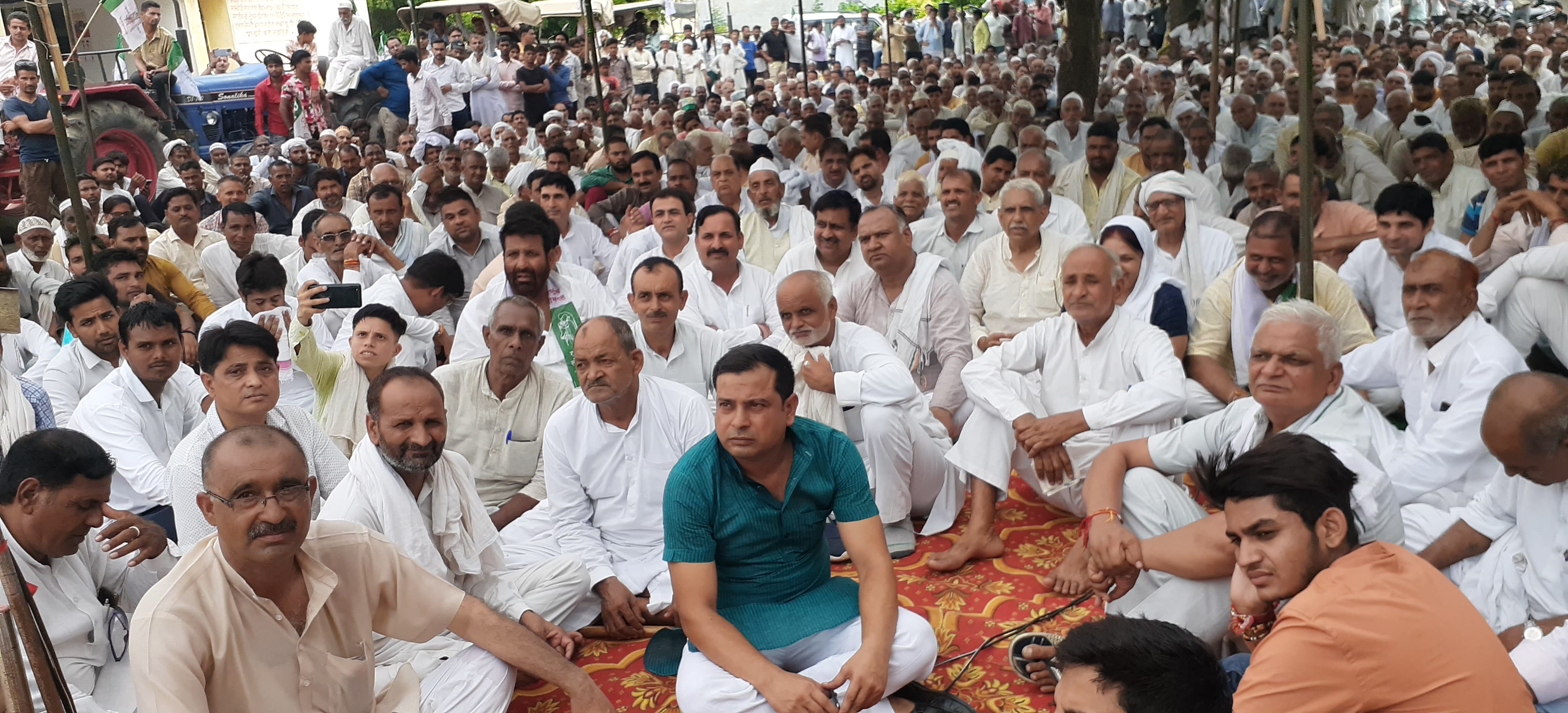 बुढ़ाना तहसील में रालोद के धरना प्रदर्शन में कार्यकर्ताओं व ग्रामीणों की भीड़। बुढ़ाना तहसील में रालोद के धरना प्रदर्शन में कार्यकर्ताओं व ग्रामीणों की भीड़।