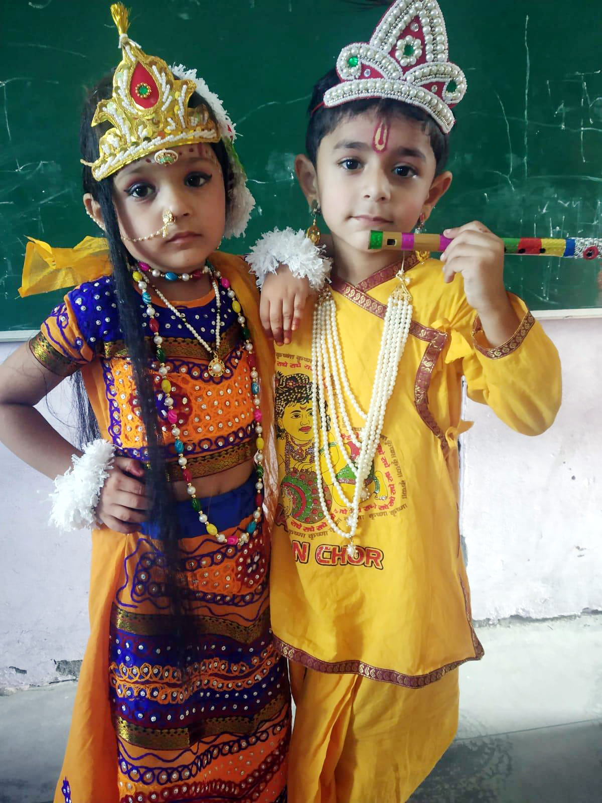 राधा कृष्ण की वेशभूषा में सजे बच्चे