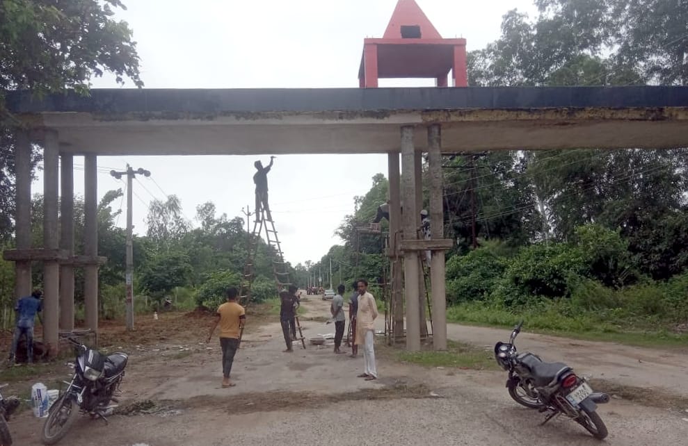 बिजनौर में विदुर कुटी के प्रवेश द्वार की मरम्मत करता मजदूर। बिजनौर में विदुर कुटी के प्रवेश द्वार की मरम्मत करता मजदूर।