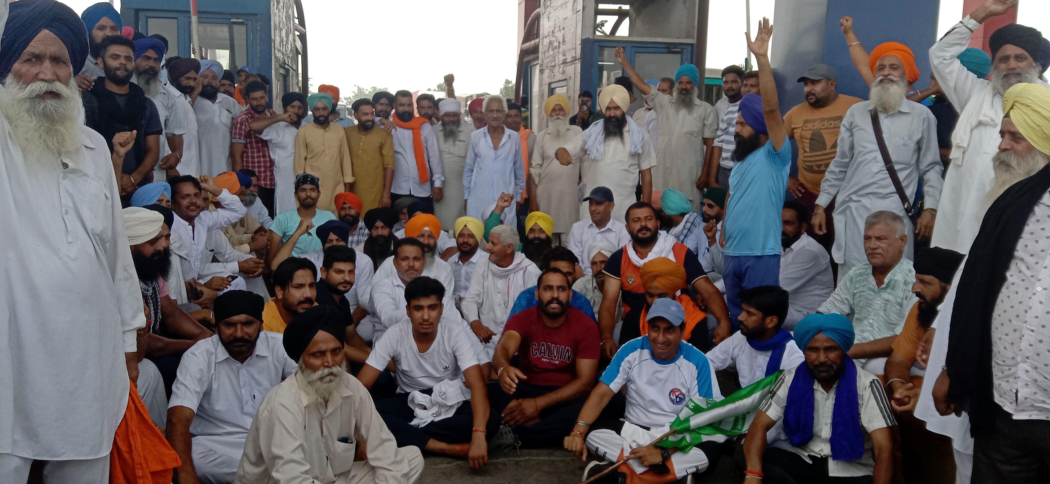 Farmers blocked the National Highway in protest against the lathi charge in Karnal Farmers blocked the National Highway in protest against the lathi charge in Karnal