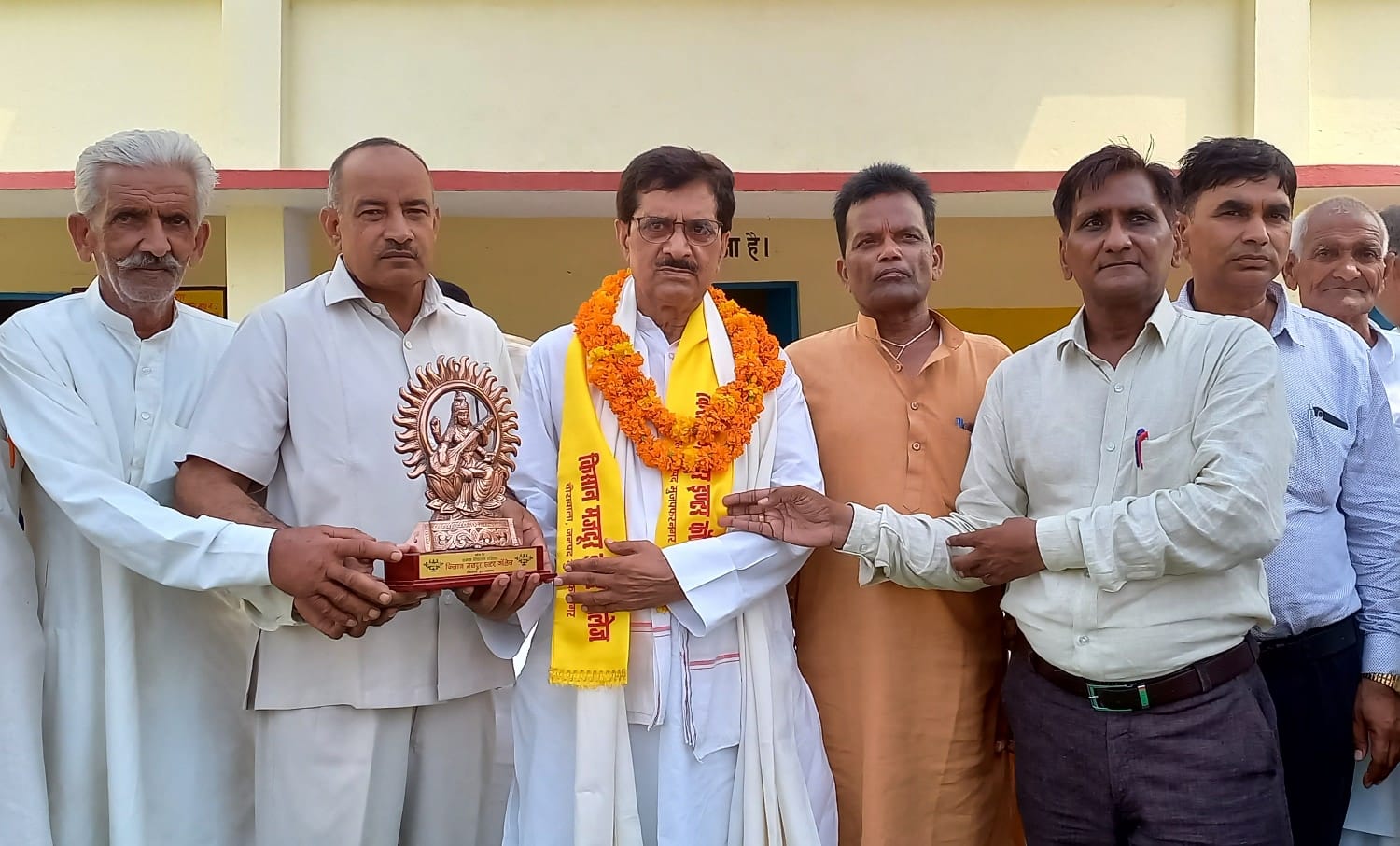 किसान मजदूर इंटर कॉलिज में मुख्य अतिथि को मोमेंटो प्रदान करते आयोजक।