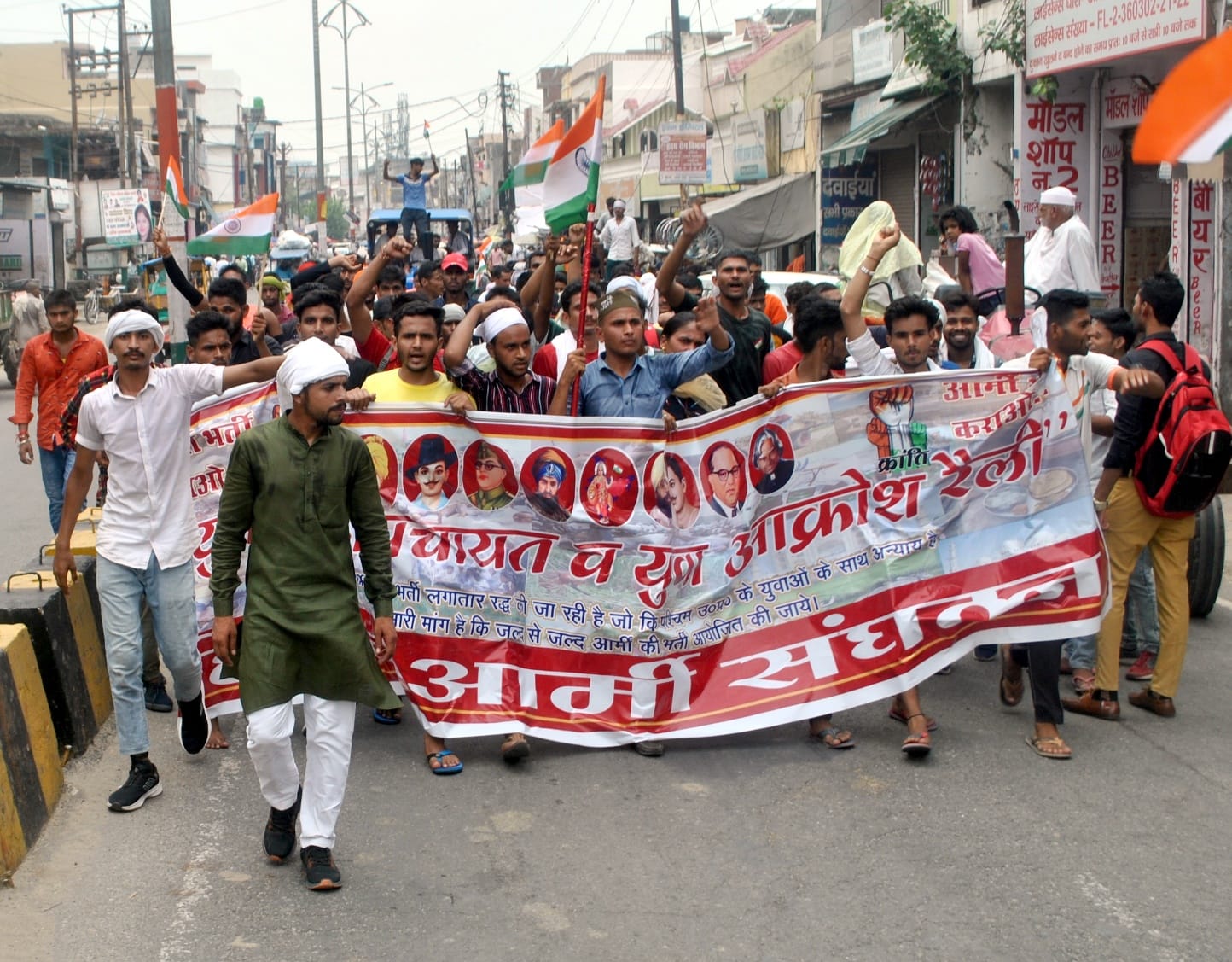शामली में आक्रोस रैली निकालते हिन्द आर्मी संगठन के सदस्य शामली में आक्रोस रैली निकालते हिन्द आर्मी संगठन के सदस्य