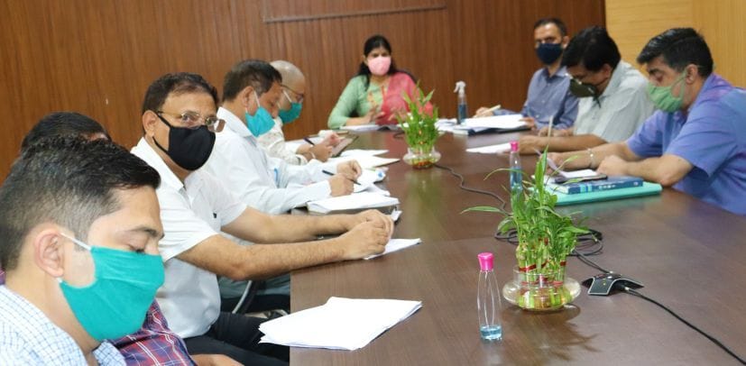 रुद्रपुर कलक्ट्रेट सभागार में बैठक करतीं डीएम।