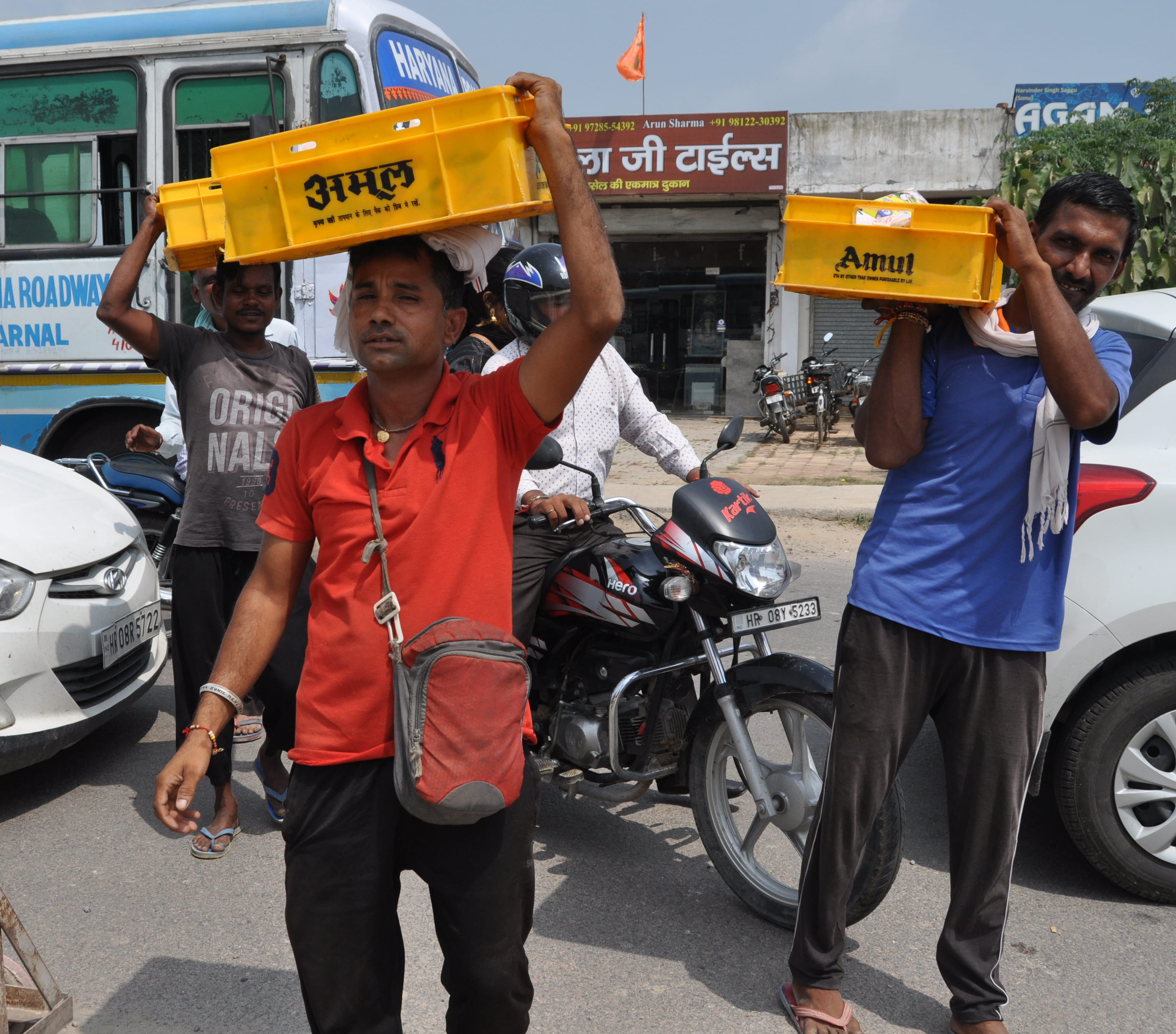 शहर में जगह जगह लगे बैरीगेटस के कारण दूध की सप्लाई करने वाले सुनील का दूध खराब। संवाद
