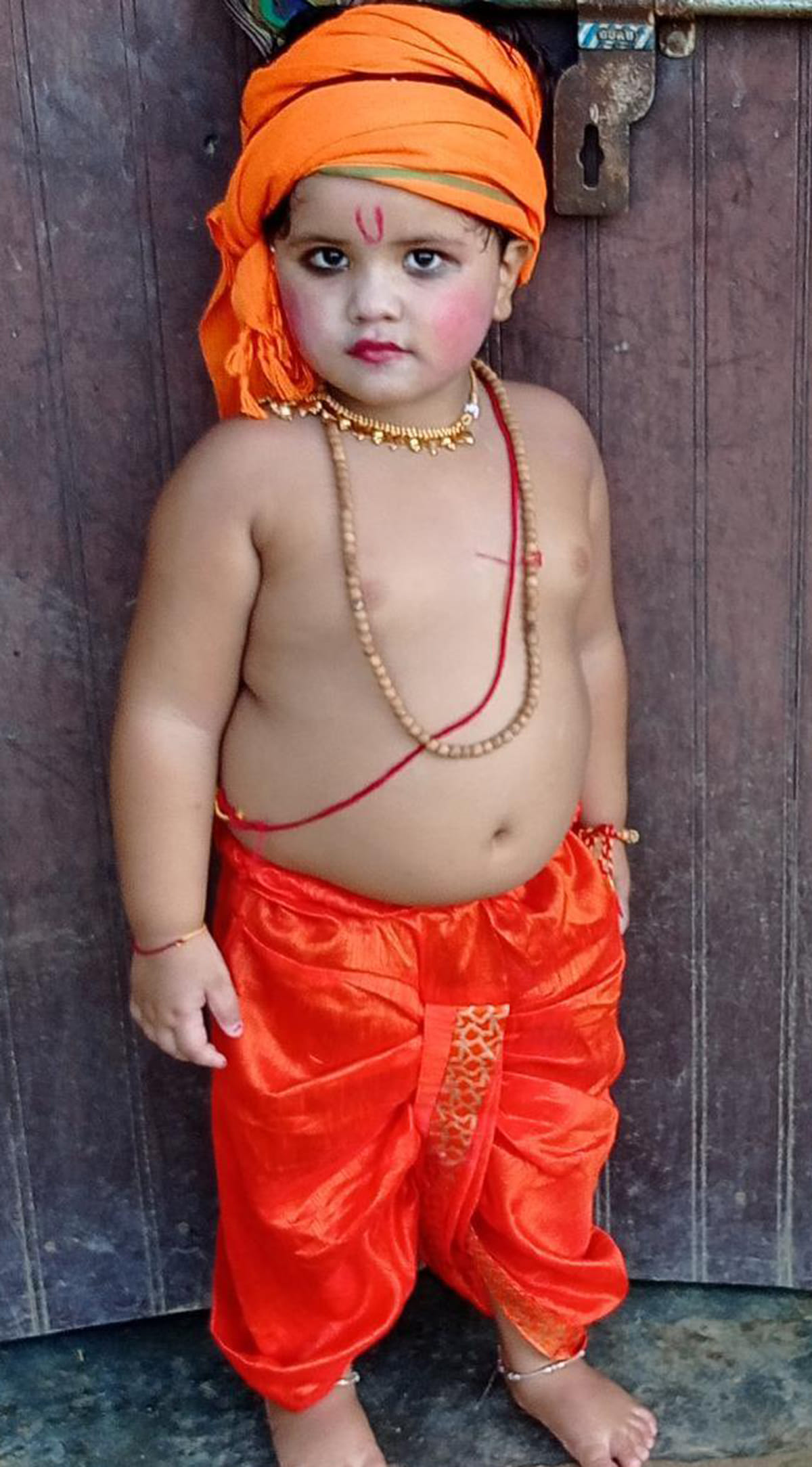 ग्वाला की वेशभूषा में सजा बच्चा