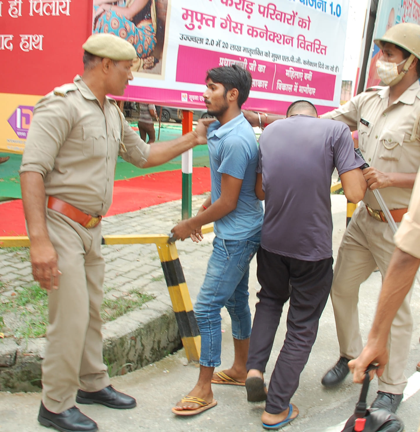 शामली कलेक्ट्रेट में हिन्द आर्मी के धरने पर बैठे युवको को हिरासत में लेकर जाते पुलिसकर्मी शामली कलेक्ट्रेट में हिन्द आर्मी के धरने पर बैठे युवको को हिरासत में लेकर जाते पुलिसकर्मी