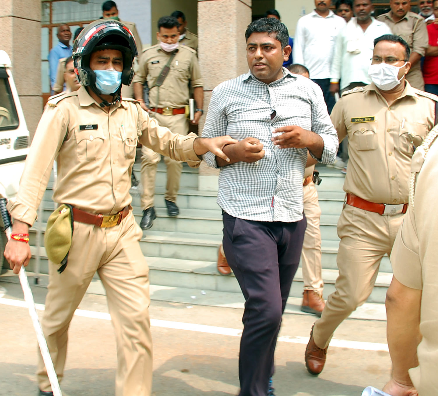 शामली कलेक्ट्रेट में हिन्द आर्मी के धरने पर बैठे युवको को हिरासत में लेकर जाते पुलिसकर्मी शामली कलेक्ट्रेट में हिन्द आर्मी के धरने पर बैठे युवको को हिरासत में लेकर जाते पुलिसकर्मी