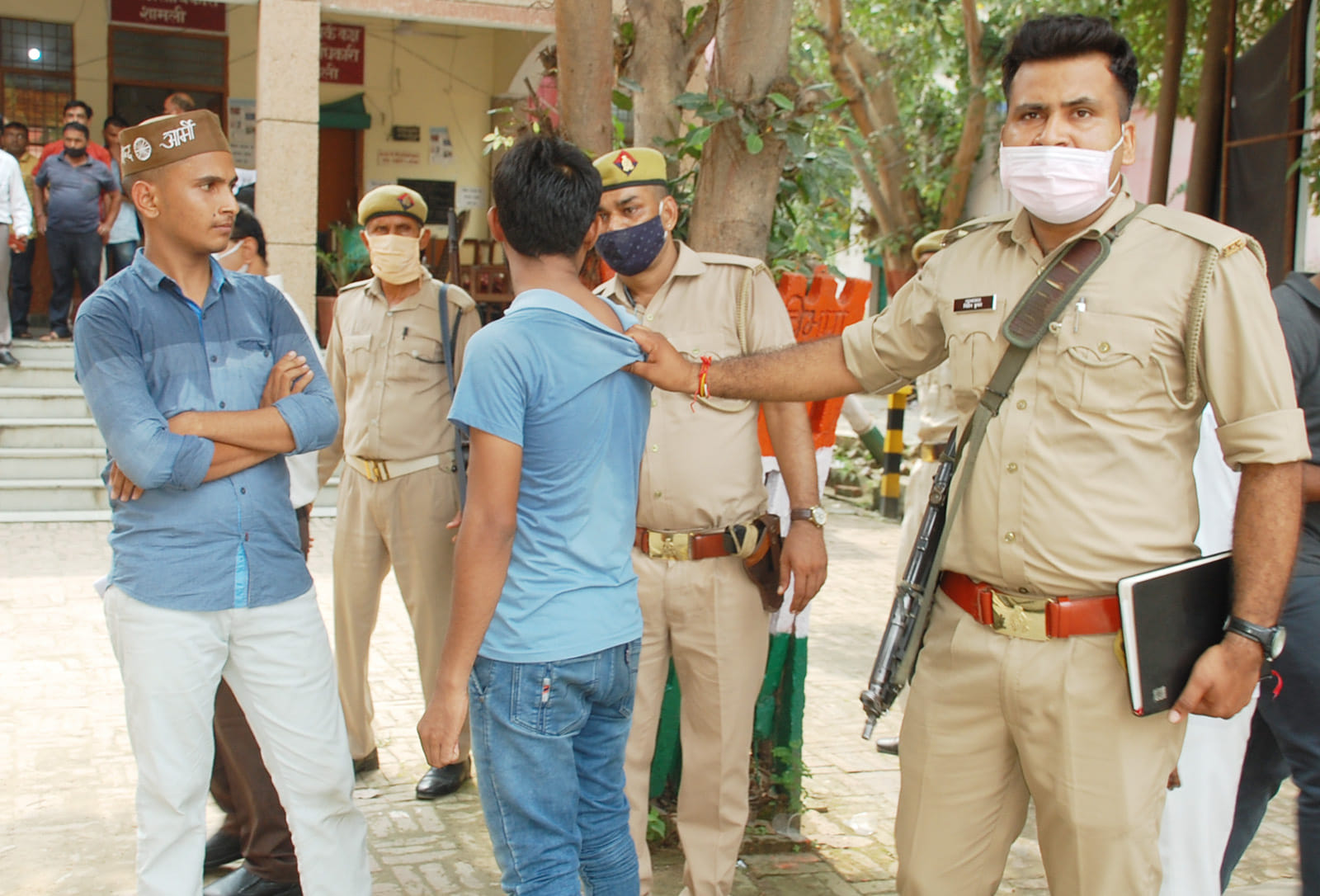 शामली कलेक्ट्रेट में हिन्द आर्मी के धरने पर बैठे युवको को हिरासत में लेकर जाते पुलिसकर्मी शामली कलेक्ट्रेट में हिन्द आर्मी के धरने पर बैठे युवको को हिरासत में लेकर जाते पुलिसकर्मी
